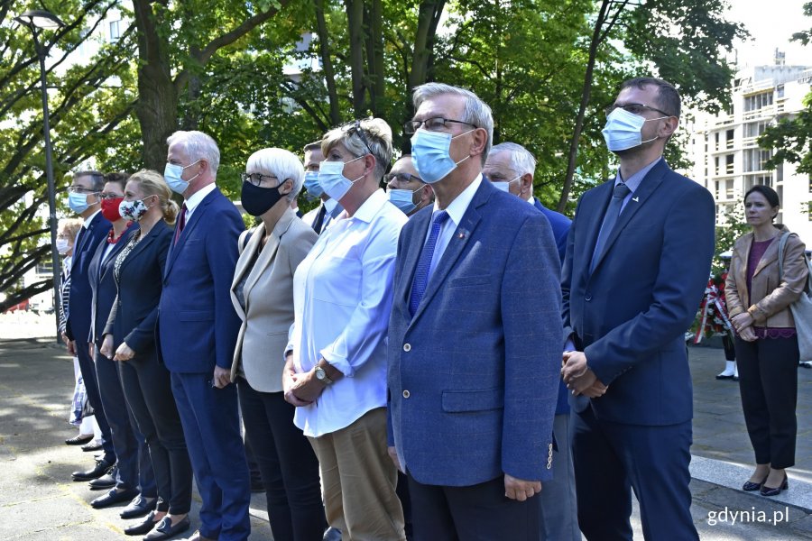 W gdyńskich uroczystościach z okazji 81. rocznicy wybuchu II wojny światowej uczestniczyli parlamentarzyści (od lewej): Marek Rutka, Katarzyna Lubnauer, Barbara Nowacka, Sławomir Rybicki oraz przedstawiciele władz Gdyni: przewodnicząca Rady Miasta Joanna Zielińska, radna Elżbieta Raczyńska, radny Zenon Roda, w tylnym rzędzie (od prawej): radny Lechosław Dzierżak, radny Krzysztof Chachulski oraz wiceprzewodniczący Rady Miasta Andrzej Bień // fot. Magdalena Czernek