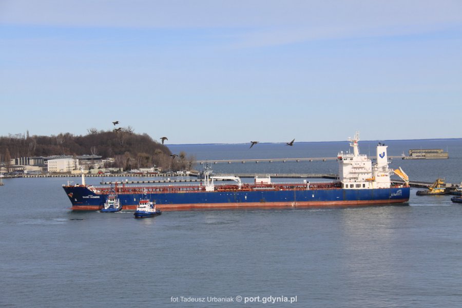 Tankowiec „Bahri Jasmine” wchodzi do Portu Gdynia 