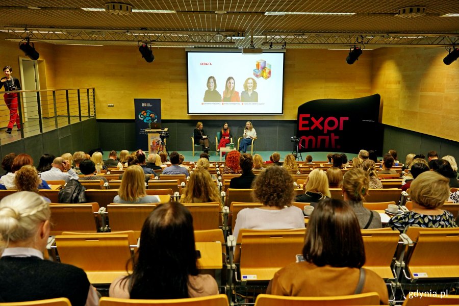 Od lewej: wiceprezydentka Gdyni Oktawia Gorzeńska, Anna Konarzewska – nauczycielka, trenerka, edukatorka i mentorka oraz Karolina Gierdys-Majkut – psycholożka, kulturoznawczyni i koordynatorka projektów w Centrum Edukacji Obywatelskiej podczas konferencji „Dobrostan w centrum uwagi” w Pomorskim Parku Naukowo-Technologicznym