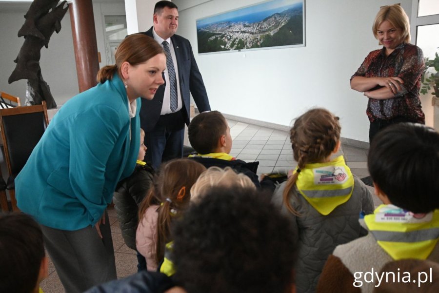 Na zdjęciu: Aleksandra Kosiorek, prezydent Gdyni, Łukasz Kobus, sekretarz miasta, Oktawia Gorzeńska, wiceprezydentka Gdyni oraz dzieci (fot. Magdalena Starnawska)