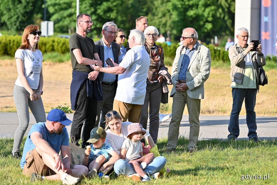 W oficjalnej inauguracji Święta Morza wzięli udział m.in.: Joanna Zielińska - przewodnicząca Rady Miasta Gdyni (trzecia od prawej), Bogusław Witkowski - prezes Pomorskiego Związku Żeglarskiego (czwarty od prawej) oraz radni Lechosław Dzierżak i Zenon Roda (drugi i trzeci od lewej, w górnym rzędzie) // fot. Michał Puszczewicz