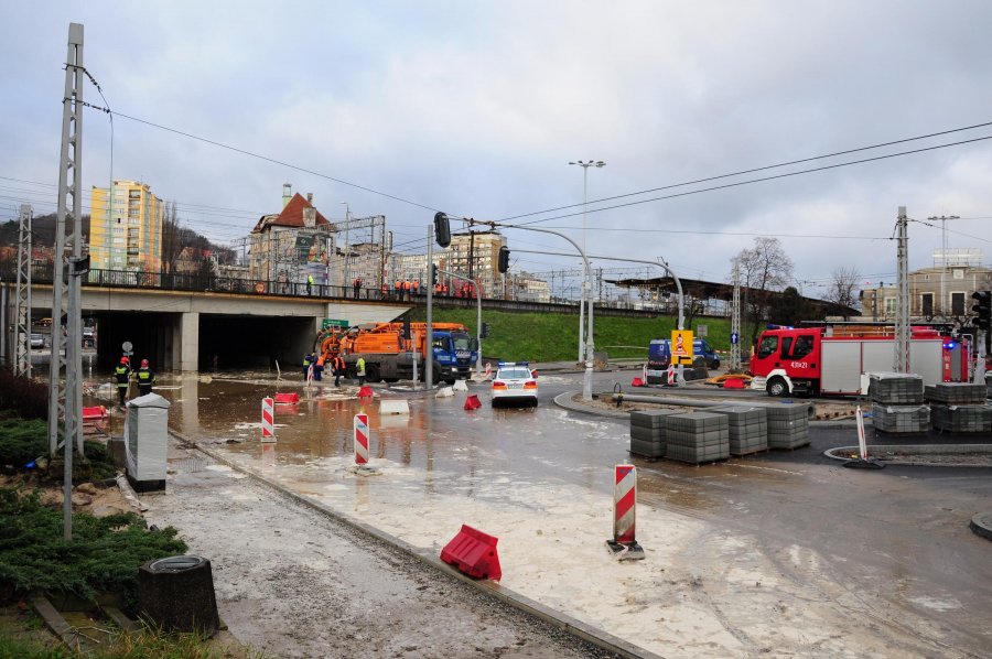 Awaria wodociągowa na ulicy Podjazd od stony ulicy 10 Lutego, fot. Michał Kowalski