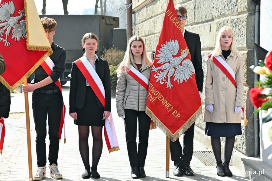 Uczniowie z gdyńskich szkół w poczcie sztandarowym podczas uroczystości z okazji 83. rocznicy zbrodni katyńskiej // fot. Magdalena Czernek