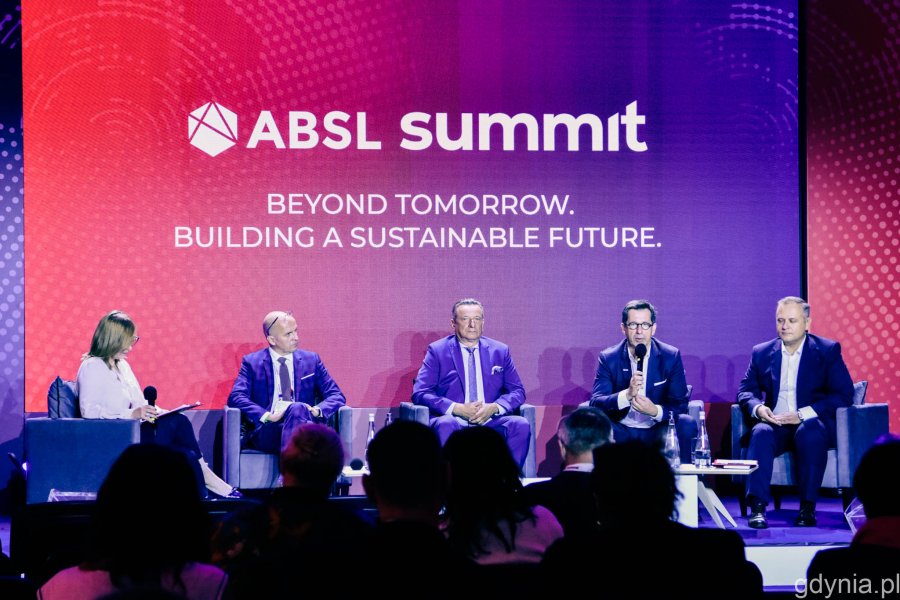 Wojciech Popławski, wiceprezes ABSL i Managing Director Accenture Operations; Piotr Dziwok, prezes ABSL i prezes Shell Polska; Leszek Bonna, Wicemarszałek Województwa Pomorskiego; Piotr Ciechowicz, Wiceprezes Zarządu Agencji Rozwoju Pomorza; prowadząca debatę: Marta Nowak, Dyrektor Finansowy Fleishmannhillard / fot. Paweł Kukla