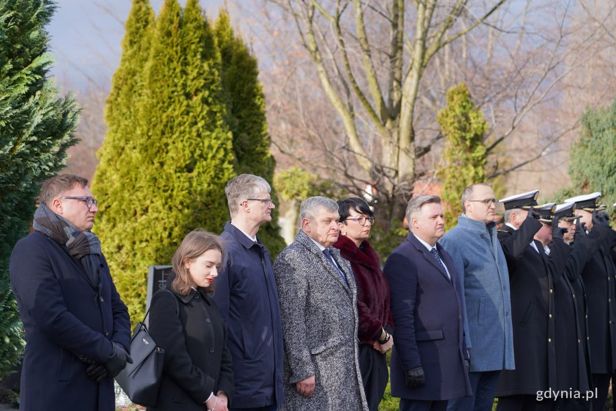 Na zdjęciu od lewej m.in.: Karol Lisiecki z IPN, młodzieżowa radna Iga Drzewicka, wiceprezydent Rafał Geremek, radna Sejmiku Pomorskiego Beata Koniarska, poseł Michał Kowalski, wicewojewoda Emil Rojek, Dow&oacute;dca 3 Flotylli Okręt&oacute;w kontradmirał Andrzej Ogrodnik (fot. Karolina Szypelt)