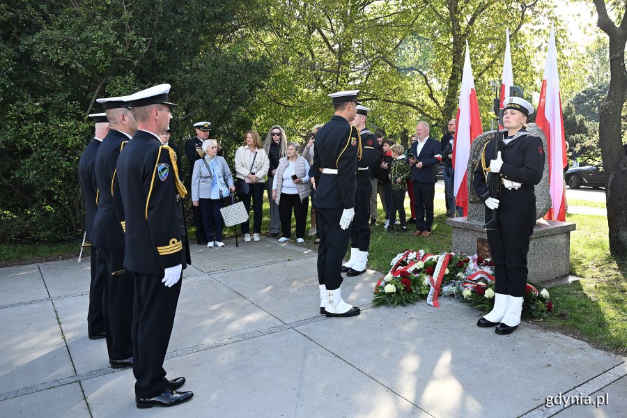  Dzień Polskiego Państwa Podziemnego – uroczystości z okazji 86. rocznicy jego utworzenia pod Pomnikiem Armii Krajowej w Gdyni (fot. Michał Puszczewicz)