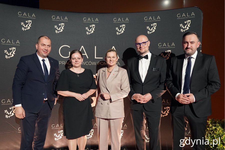 Na zdjęciu (od lewej): prezydent Gdyni Aleksandra Kosiorek, ministra edukacji Barbara Nowacka, wiceprezydent Gdyni Bartłomiej Austen, dyrektor ds. społecznych Tomasz Augustyniak (fot. Magdalena Starnawska)
