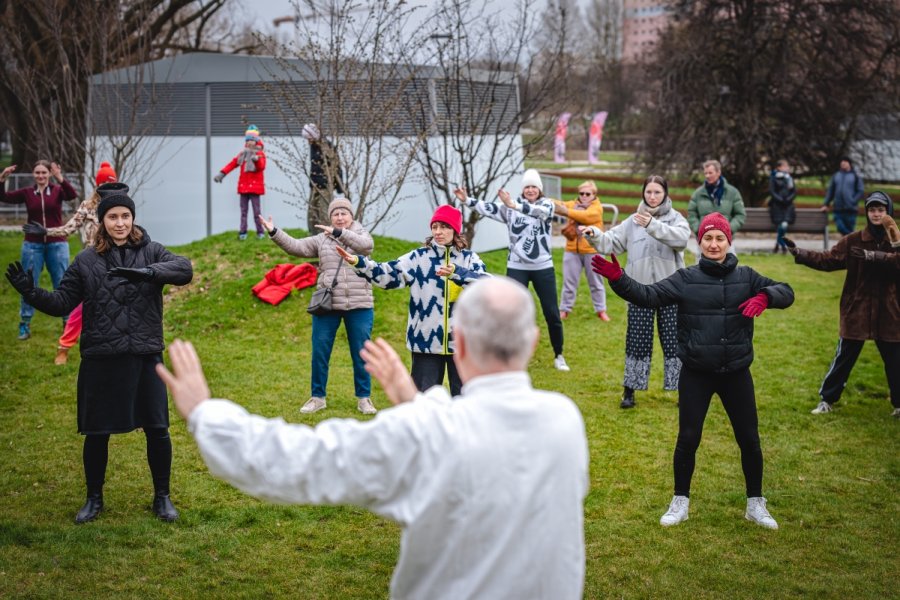 Uczestnicy zajęć tai chi w Parku Centralnym z Tomaszem Raganowiczem w ramach cyklu „Wszystkiego dobrego”