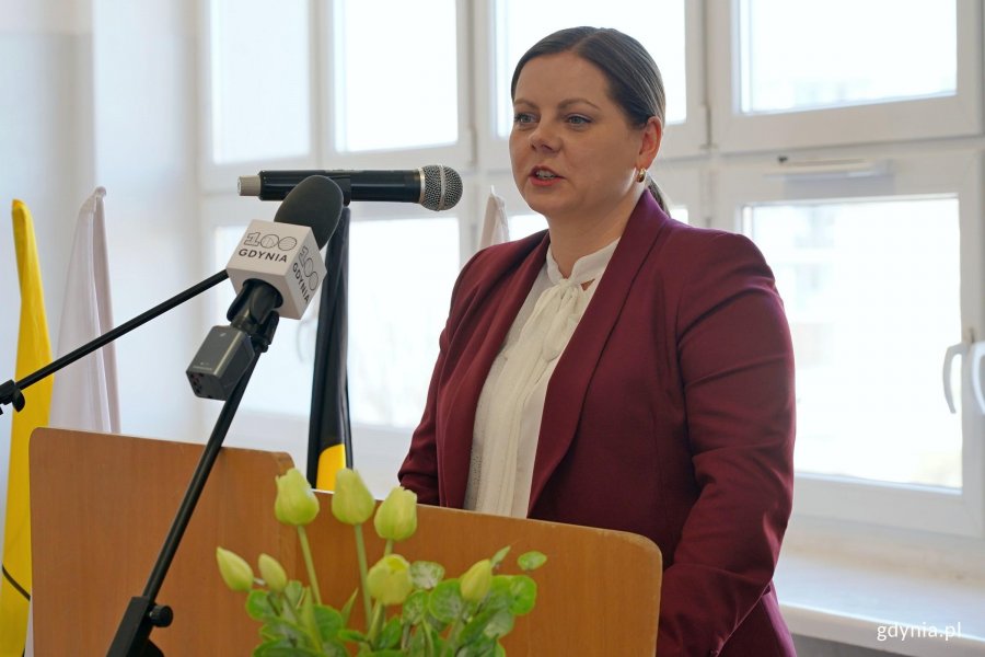 Prezydent Gdyni Aleksandra Kosiorek przemawiająca podczas spotkania członk&oacute;w gdyńskiego oddziału&nbsp;Zrzeszenia Kaszubsko-Pomorskiego