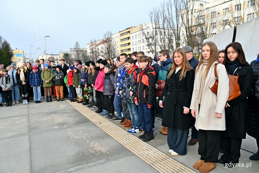 Uczniowie gdyńskich szkół podczas uroczystości z okazji 82. rocznicy utworzenia AK 