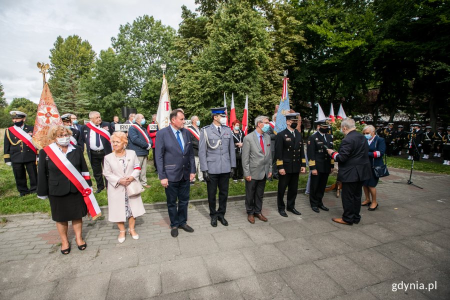 Uroczyste wręczenie medali przyznanych z okazji 90-lecia powstania Związku Sybiraków. W rzędzie stoją wyróżnieni // fot. Karol Stańczak