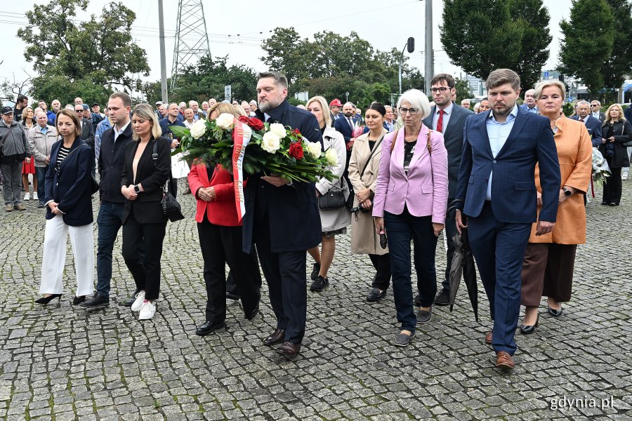 Uroczystości pod pomnikiem Ofiar Grudnia 1970 w ramach gdyńskich obchodów 45. rocznicy zakończenia strajków i podpisania porozumień sierpniowych. Delegacja gdyńskiego samorządu (fot. Michał Puszczewicz)