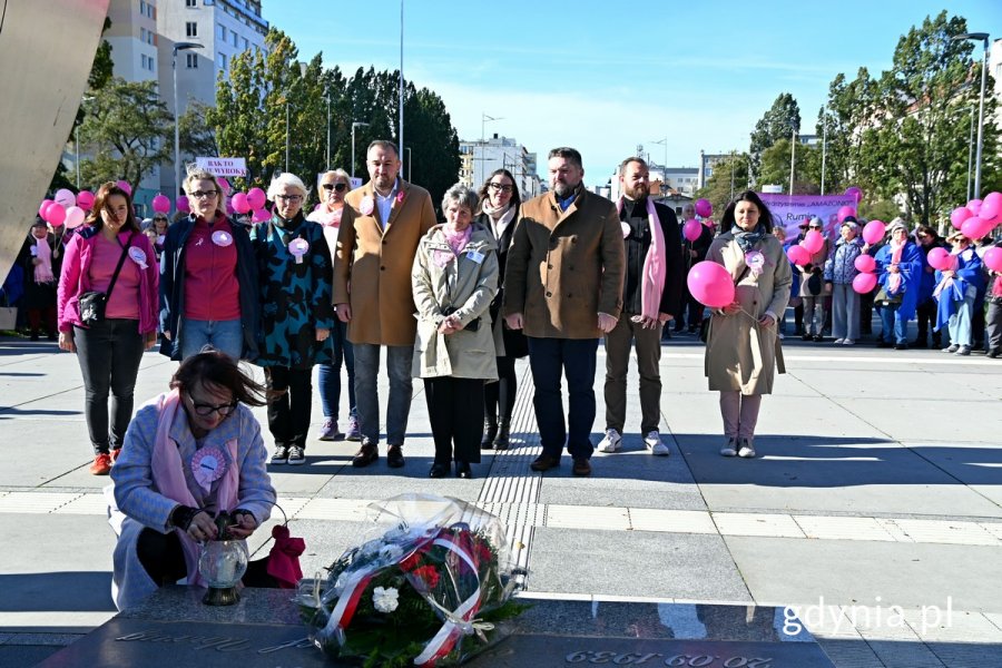 Od lewej: radne Gdyni Anna Szpajer, Agnieszka Tokarska, Joanna Zielińska i Teresa Bysewska, Tomasz Augustyniak – wiceprezydent Gdyni, Janina Łojba – prezes Stowarzyszenia Amazonek Gdyńskich, posłanka Wioleta Tomczak, Tadeusz Szemiot – przewodniczący Rady Miasta Gdyni oraz radni Gdyni Łukasz Strzałkowski i Emilia Rogała podczas składania kwiatów i znicza przed pomnikiem Polski Morskiej podczas Marszu Różowej Wstążki