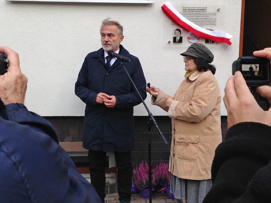 Odsłonięcie tablicy upamiętniającej Bolesława i Zofię Polkowskich // fot. B. Betlejewska