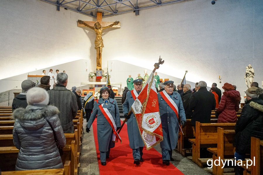 Poczet sztandarowy Związku Piłsudczyków RP podczas mszy św. w intencji Gdyni 