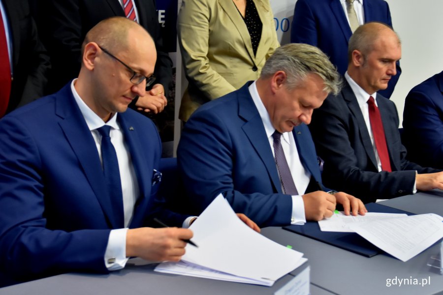 Umowę na budowę nowego terminalu promowego podpisują podpisali: Adam Meller – prezes zarządu gdyńskiego portu, Grzegorz Dyrmo – wiceprezes zarządu Portu Gdynia i Karol Zduńczyk – prezes zarządu firmy Doraco // fot. Paweł Kukla