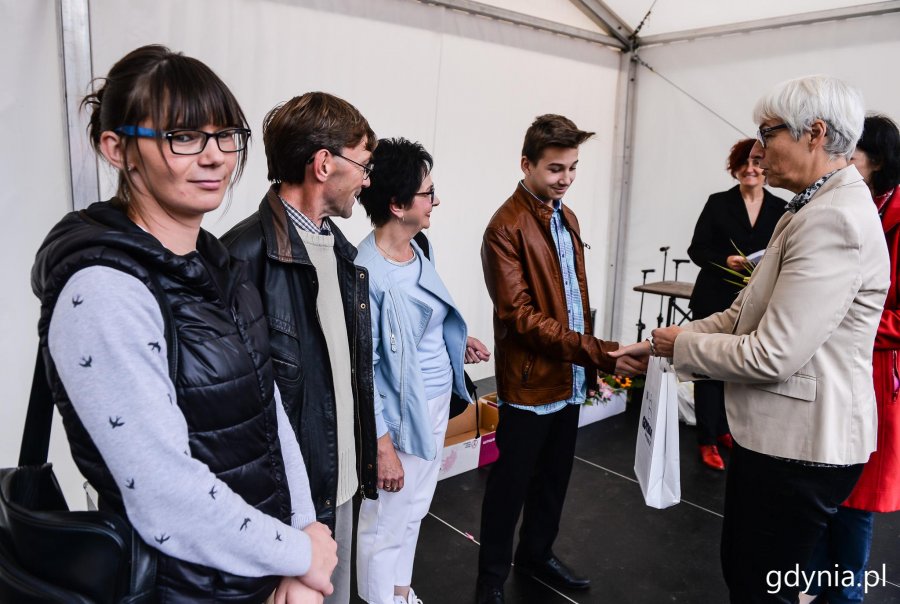 Laureaci konkursu "Gdynia w Kwiatach" odebrali z rąk przewodniczącej Rady Miasta Joanny Zielińskiej nagrody i wyróżnienia // fot. Przemysła Świderski