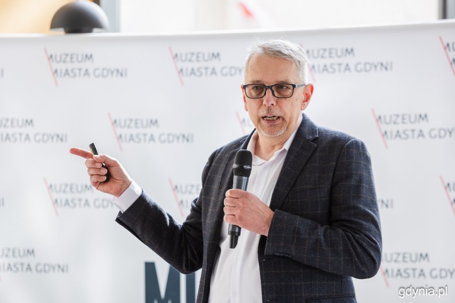 dr Robert Hirsch – miejski konserwator zabytków przemawiający podczas spotkania z cyklu „Wtorki z modernizmem” 