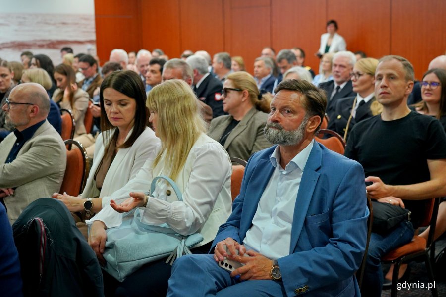 Uczestnicy konferencji na temat materiał&oacute;w niebezpiecznych w Bałtyku zgromadzeni na sali 
