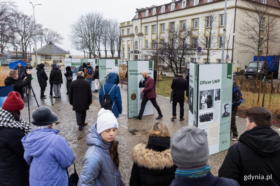 Uczestnicy prezentacji wystawy elementarnej „Ryszard Kukliński” na placu Wolnej Ukrainy przyglądają się tablicom ekspozycyjnym