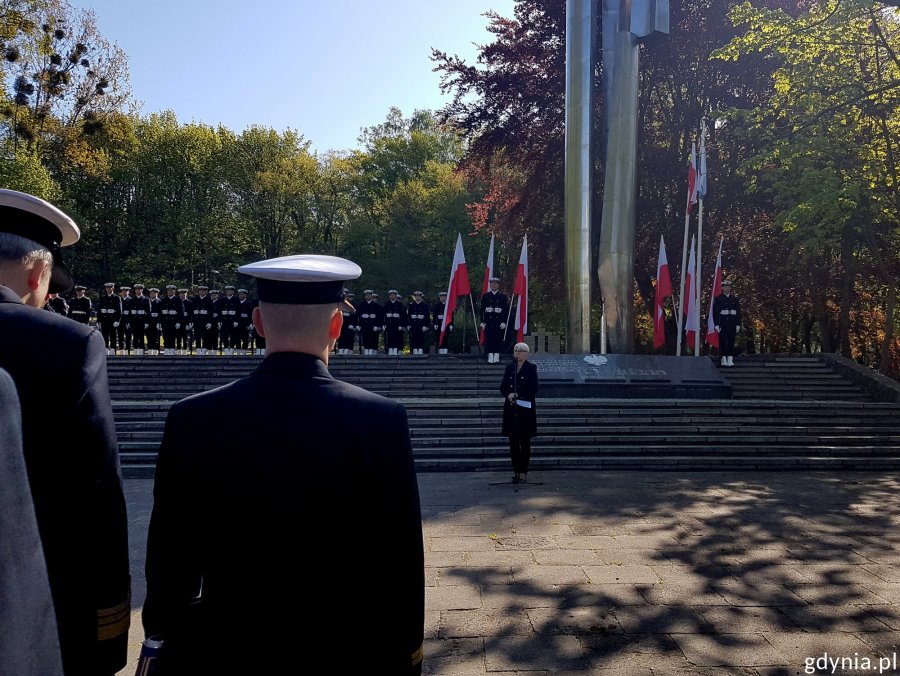 Przewodnicząca Rady Miasta Gdyni Joanna Zielińska przemawia podczas uroczystości z okazji rocznicy zakończenia II wojny światowej  / fot. Dorota Nelke