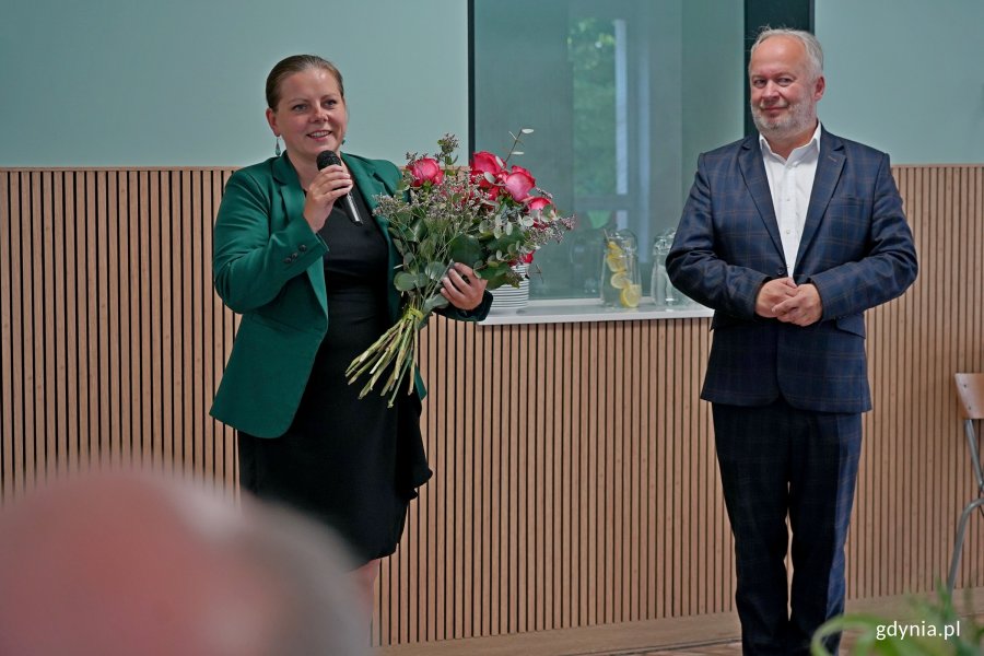Prezydent Gdyni Aleksandra Kosiorek i Krzysztof Jankowski – pełnomocnik prezydent Gdyni ds. kombatantów i osób represjonowanych oraz prezes gdyńskiego koła Światowego Związku Żołnierzy Armii Krajowej podczas uroczystości z okazji 101. urodzin Krystyny Cembrzyńskiej-Piłat 