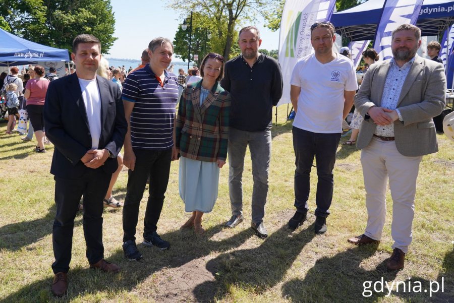 Na zdjęciu (od lewej) m.in.: wiceprezydent Gdyni Maciej Zielonka, radna Larysa Kramin, dyrektor zarządzający ds. społecznych Tomasz Augustyniak, prezes Fundacji Adaptacja Kordian Kulaszewicz, przewodniczący Rady Miasta Tadeusz Szemiot (fot. Magdalena Starnawska)