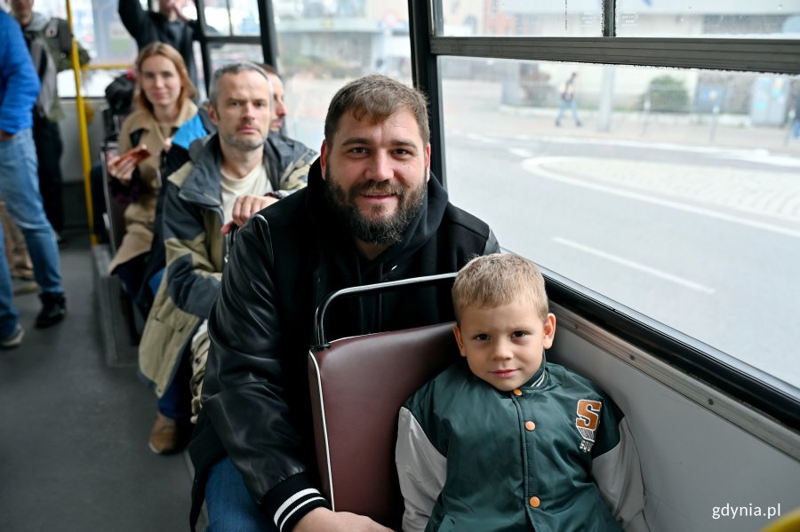 Pasażerowie uczestniczący w przejeździe specjalnym Ikarus&oacute;w w Gdyni 