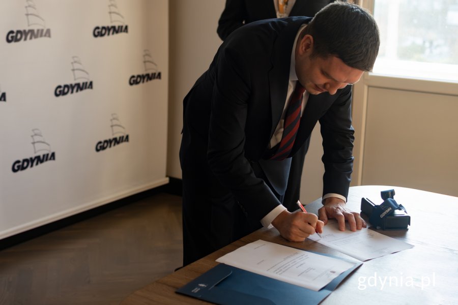 Maciej Zielonka, wiceprezydent Gdyni podpisuje dokument z nominacją (fot. Natalia Kawalerowicz) 