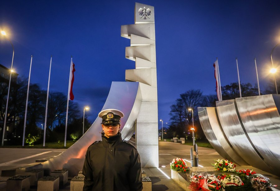 Posterunek honorowy przy pomniku Polski Morskiej podczas apelu pamięci, który zorganizowano w ramach święta Uniwersytetu Morskiego. Na pierwszym planie: dziewczyna w mundurze na tle pomnika // fot. UMG