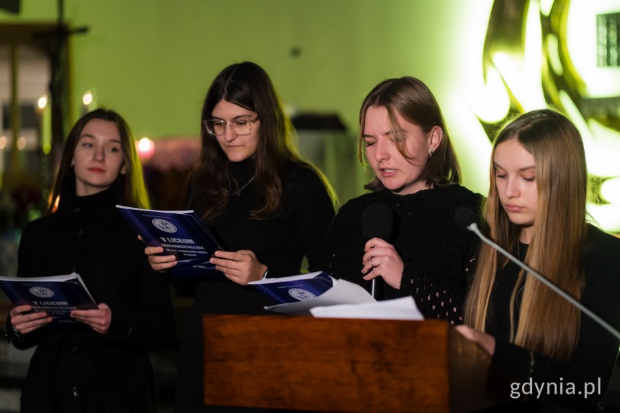 Uczennice V Liceum Ogólnokształcącego prezentują  słowno-muzyczne widowisko w kościele