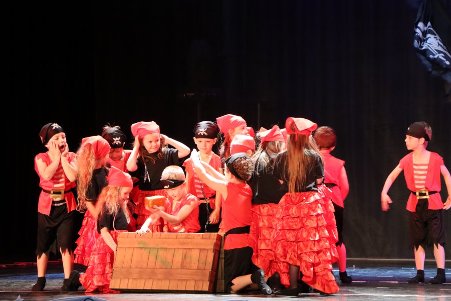 grupa dzieci na scenie przebranych za piratów