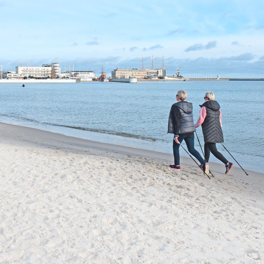 Trening nordic walking brzegiem morza