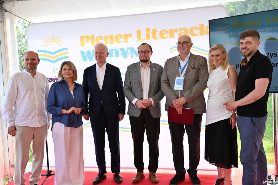 Na zdjęciu (od lewej): wiceprzewodniczący Rady Miasta Gdyni Ireneusz Trojanowicz, skarbnik miasta Gdyni Honorata Krupka, senator Sławomir Rybicki, dyrektor zarządzający ds. kultury i aktywności mieszkańc&oacute;w Mariusz Bzdęga, organizator wydarzenia  Jacek Oryl, Sonia Draga z Grupy Wydawniczej Sonia Draga i radny Gdyni Dominik Aziewicz 