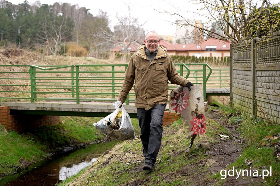 Wiceprezydent Michał Guć podczas sprzątania terenu wokół Źródła Marii w ramach akcji „Godzina dla Ziemi WWF” 