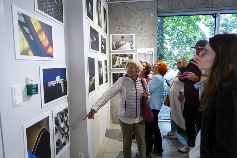 Ludzie oglądają wystawę fotografii. 