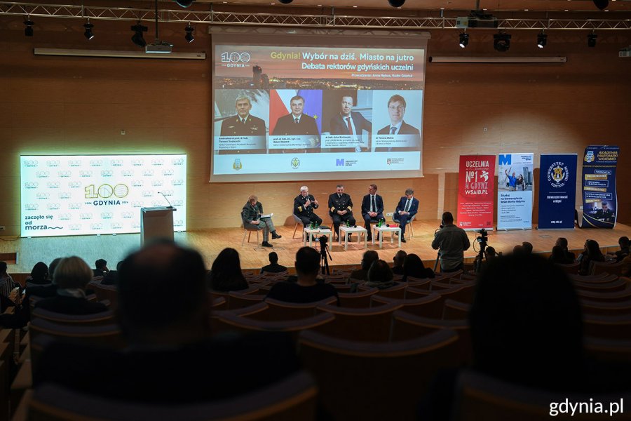 Debata rektor&oacute;w "Gdynia! Wyb&oacute;r na dziś. Miasto na jutro", podczas kt&oacute;rej rektorzy gdyńskich uczelni: kontradmirał prof. dr hab. Tomasz Szubrycht z Akademii Marynarki Wojennej, prof. dr hab. inż. kpt. ż.w. Adam Weintrit z Uniwersytetu Morskiego, dr hab. Artur Kozłowski z WSB Merito i dr Tomasz Białas z Wyższej Szkoły Administracji i Biznesu im. Eugeniusza Kwiatkowskiego, rozmawiali o teraźniejszości i przyszłości Gdyni, jej mieszkańc&oacute;w i uczelni