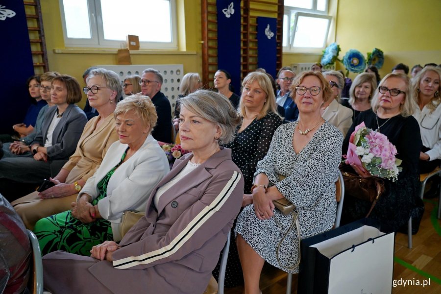 Uczestnicy uroczystości z okazji 90-lecia SP nr 11 zgromadzeni w sali gimnastycznej 