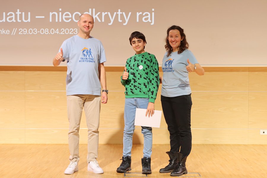 Błękitne Horyzonty 2025 w PPNT w Gdyni. Na zdjęciu od lewej: Alicja Jank z SP nr 26,Laureatka konkursu, laureat II miejsce Antoni Bajger z SP 26 w Gdyni, Marcin Jank z II LO w Gdyni, (fot. Katarzyna Balcerzak)