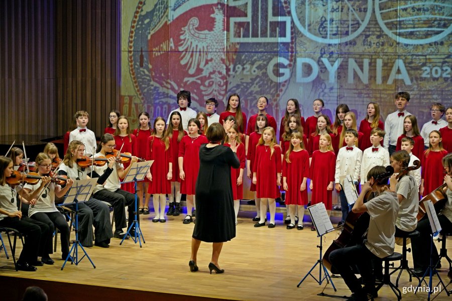 Uczniowie Szkoły Muzycznej I i II stopnia im. Z. Noskowskiego w Gdyni występujący podczas koncertu &bdquo;Muzyczny portret Gdyni&rdquo; 