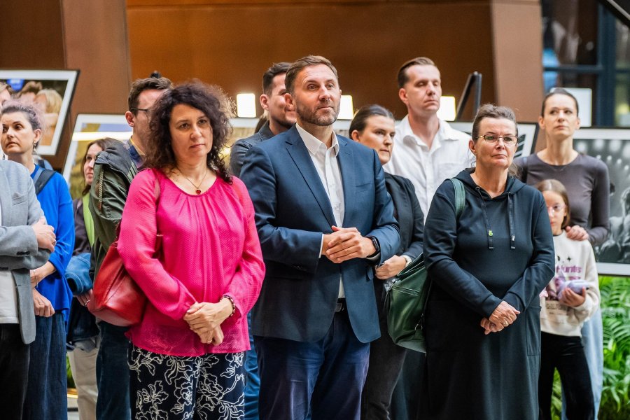 Od lewej w pierwszym rzędzie: Ewa Jasińska &ndash; dyrektorka Wydziału Kultury Urzędu Miasta Sopotu, Piotr Borawski &ndash; zastępca prezydent Gdańska ds. mobilności i bezpieczeństwa oraz Beata Jaworowska &ndash; zastępca dyrektora Departamentu Kultury Urzędu Marszałkowskiego Wojew&oacute;dztwa Pomorskiego podczas gali konkursu Gdańsk Press Photo 2026