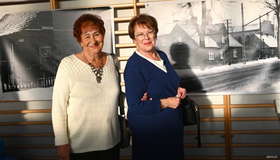 Dwie starsze panie na tle fotografii