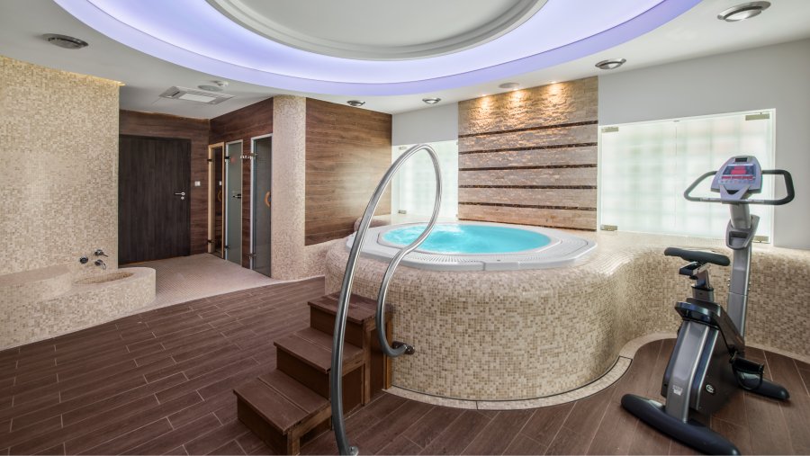 Hotel Różany Gaj dysponuje strefą relaksu z basenem i jacuzzi, fot. Różany Gaj