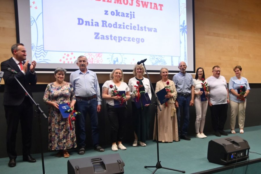 Grupa ludzi na scenie