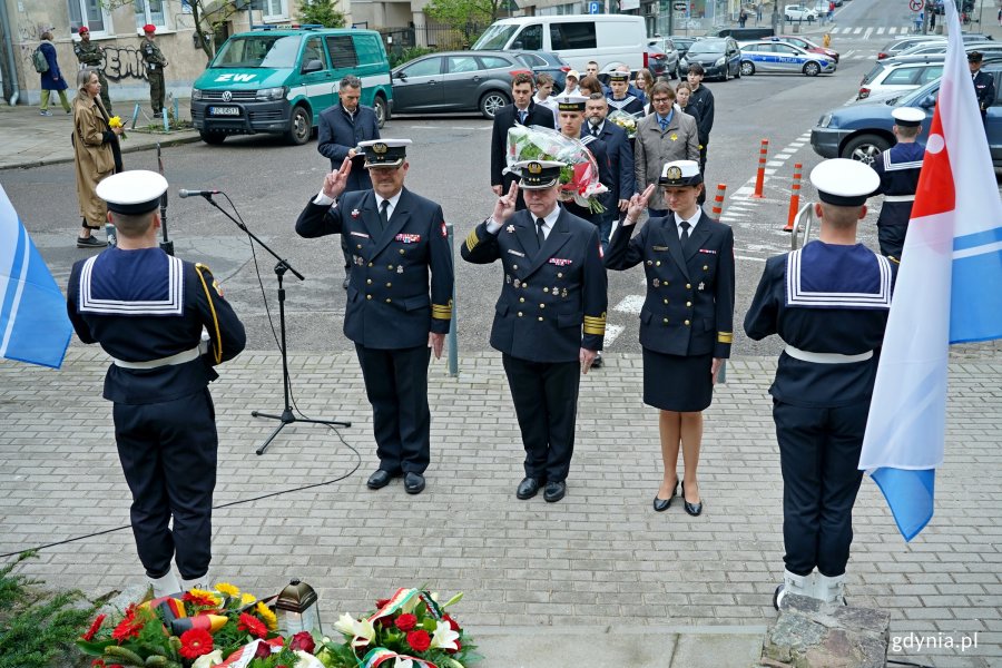 Przedstawiciele Marynarki Wojennej RP składający kwiaty pod tablicą podczas uroczystości z okazji 82. rocznicy wybuchu powstania w getcie warszawskim