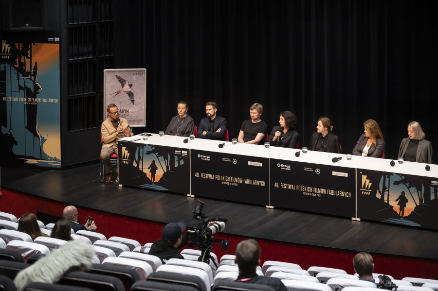 Ekipa filmu „Pod szarym niebem” podczas konferencji prasowej 