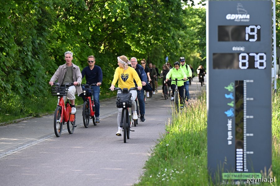 Uczestnicy projektu BATS podczas wspólnego przejazdy rowerowego 