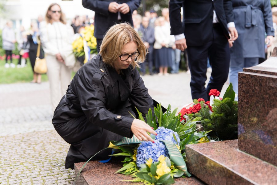 Oktawia Gorzeńska, wiceprezydentka Gdyni złożyła kwiaty (fot. Paweł Budziński)