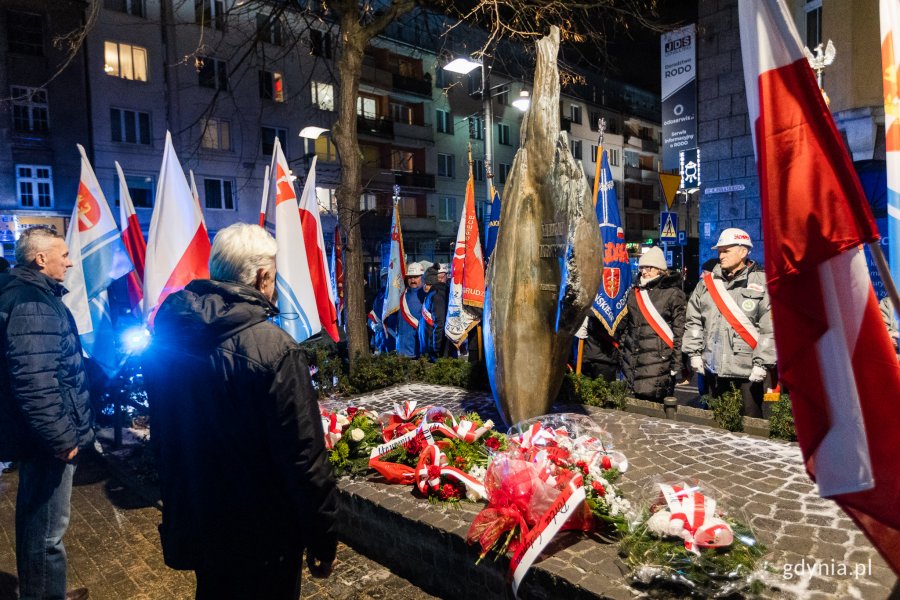 Ludzie zgromadzeni przy pomniku