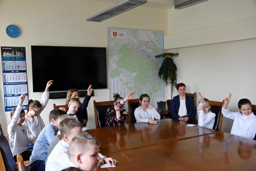 Uczniowie z III B Szkoły Podstawowej nr 31 z Gdyni u prezydenta Wojciecha Szczurka // fot. Michał Kowalski